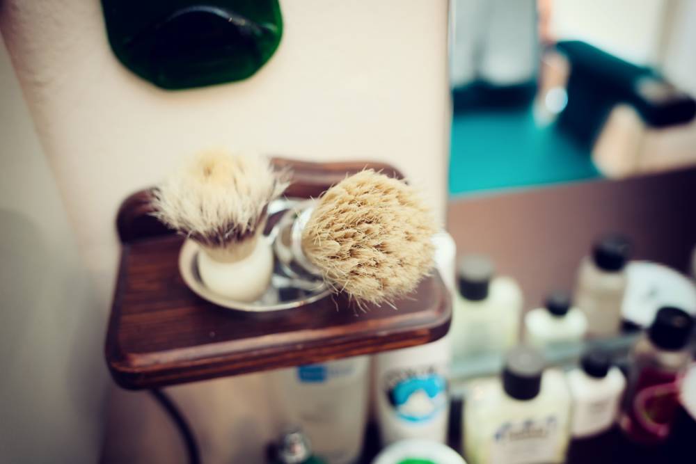 brush-shaving-set-in-barber-shop-GR8BJ34 (1)